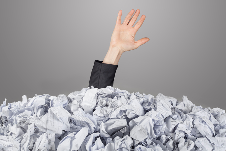 B&uuml;rokratie Mann versinkt im Papier