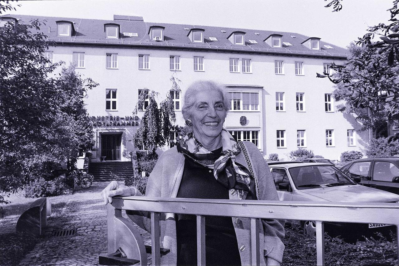 Eva Schwarzhaupt vor IHK-Gebäude 29.09.1997 
