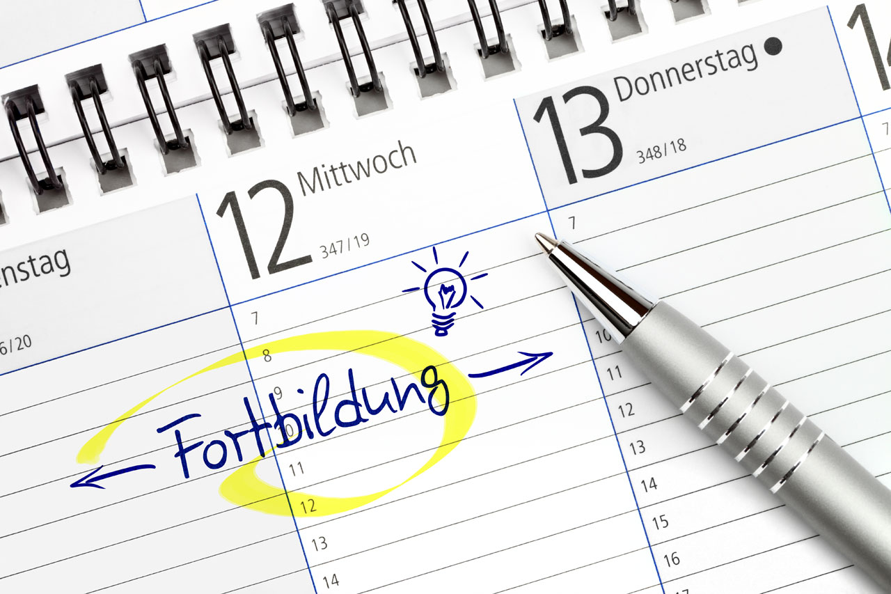 Kugelschreiber liegt auf Kalender mit Eintrag Fortbildung