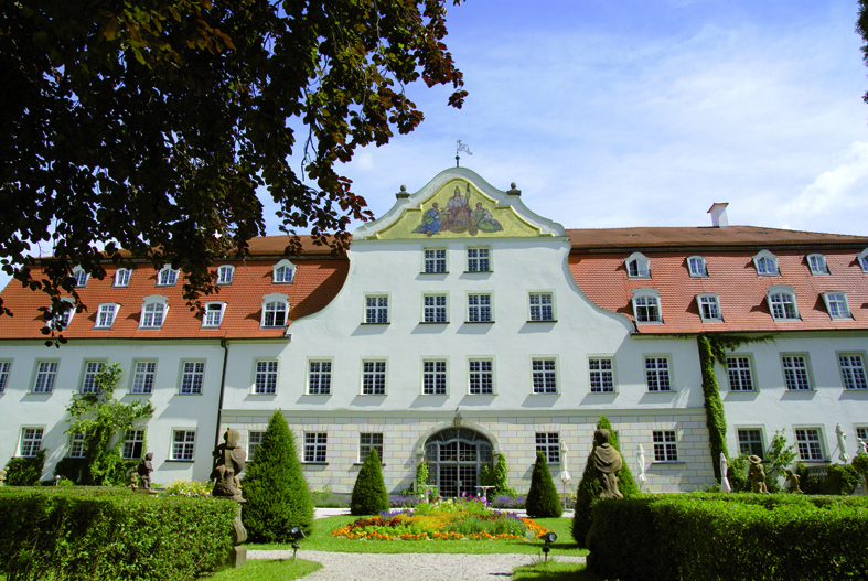Aussenansicht durch den Park auf Schloss Lautrach bei schönem Wetter