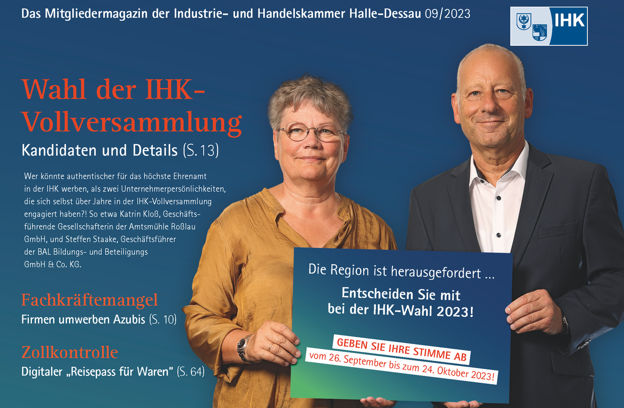 zwei Personen halten ein Schild mit Aufschrift in die Kamera
