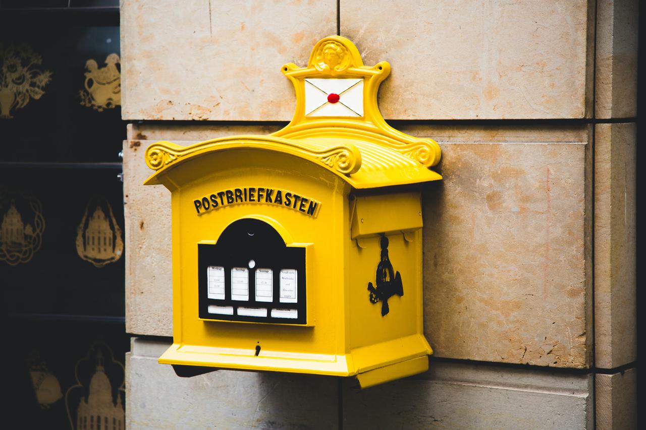 Historischer gelber Briefkasten der Deutschen Post