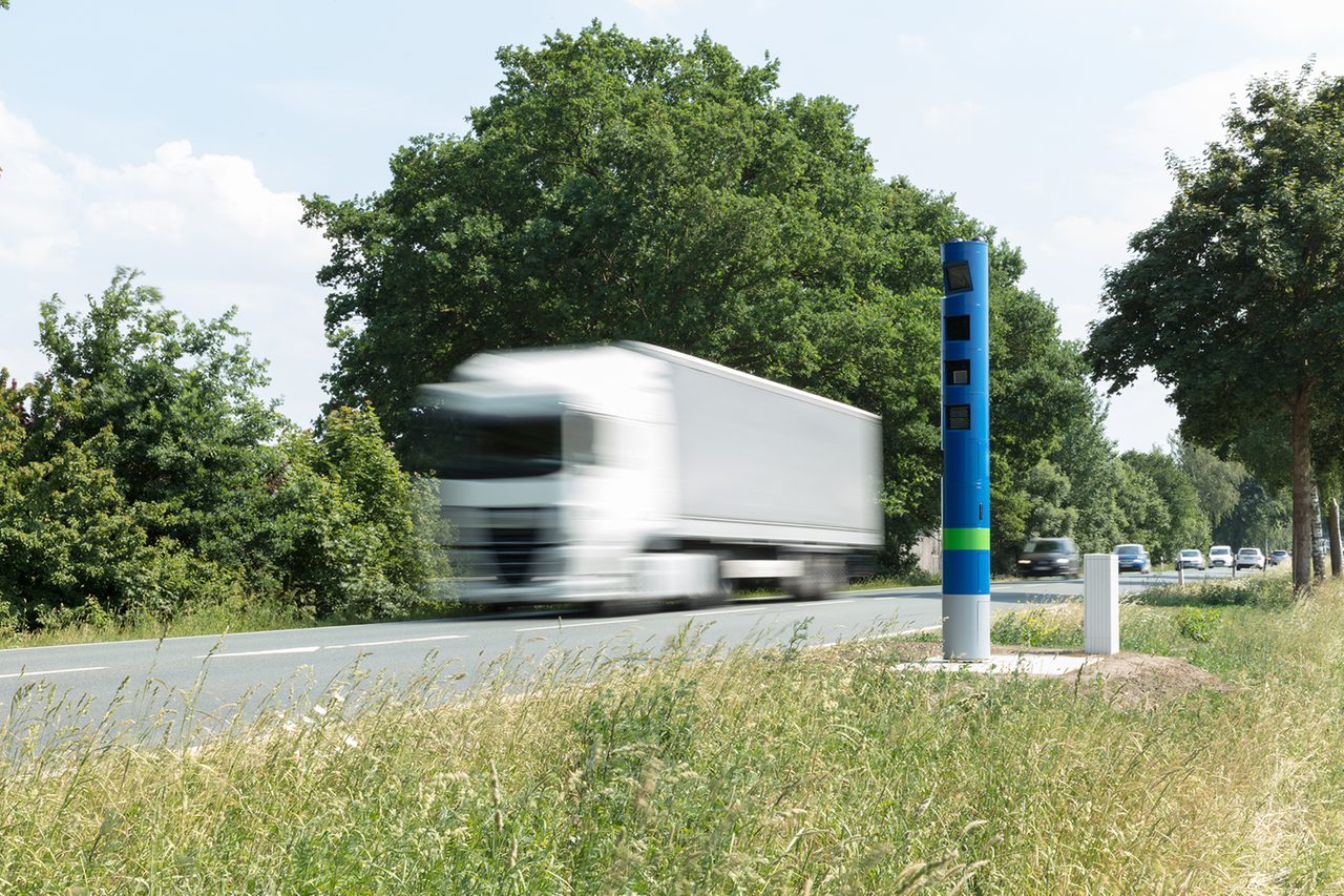 Symbolbild Lastwagen f&auml;hrt an Mautanlage vorbei