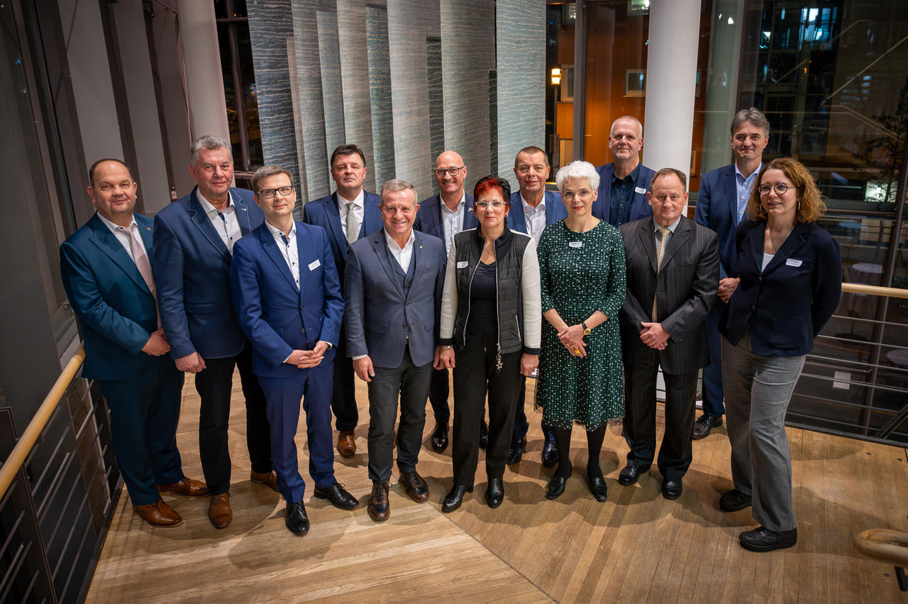 Gruppe von Menschen schaut in die Kamera