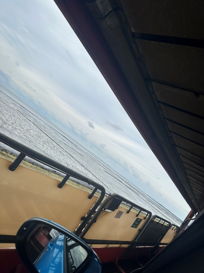 Bild aus dem Auto heraus mit Blick aufs Wasser