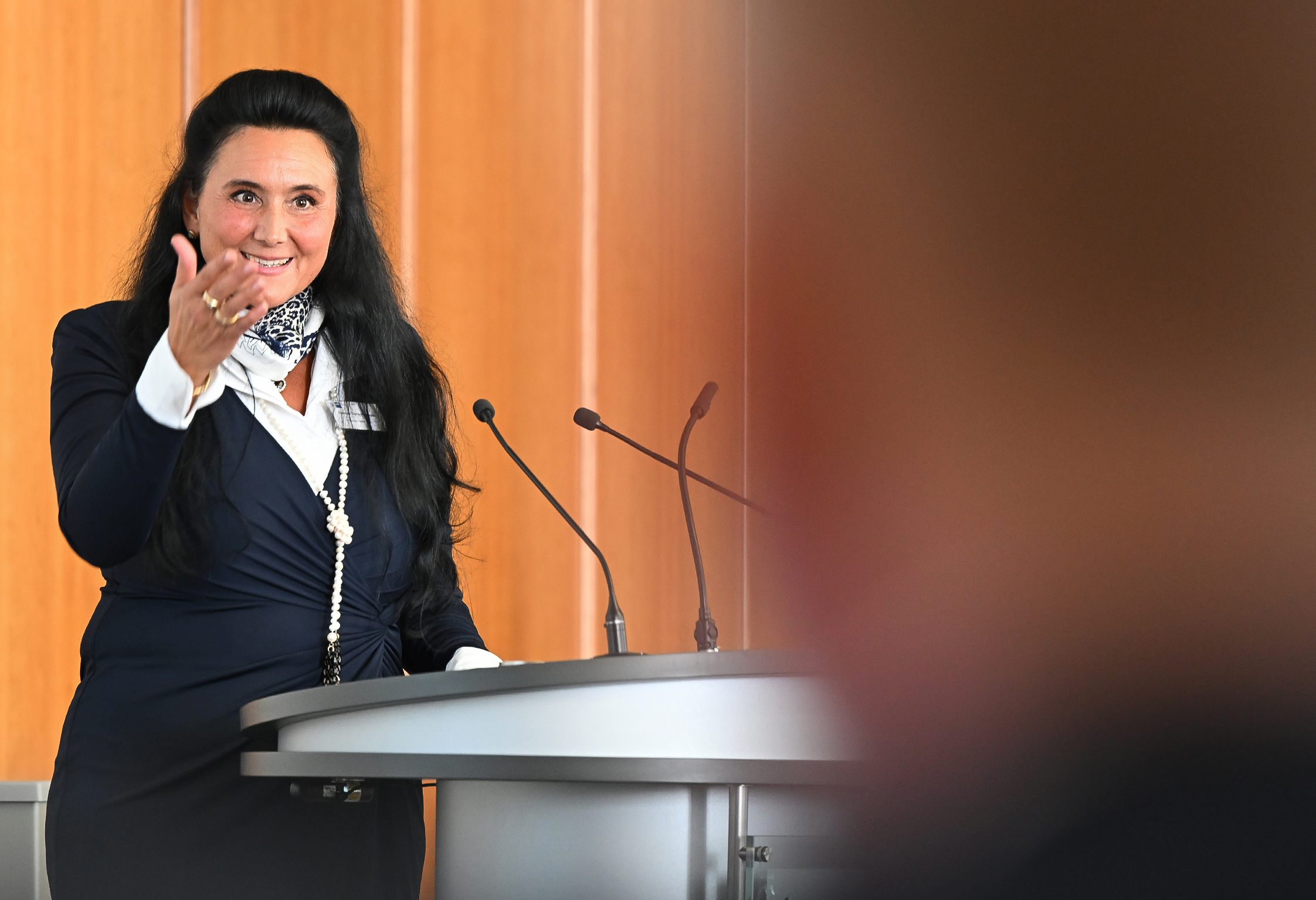 D&eacute;sir&eacute;e Derin-Holzapfel steht bei ihrer Antrittsrede am Pult im Sitzungssaal der IHK Kassel-Marburg