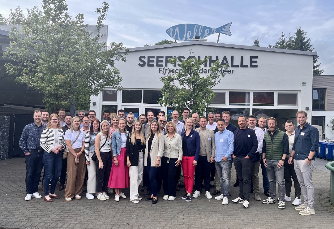mehrere Personen stehen vor der Seefischhalle von Fischzucht Weller
