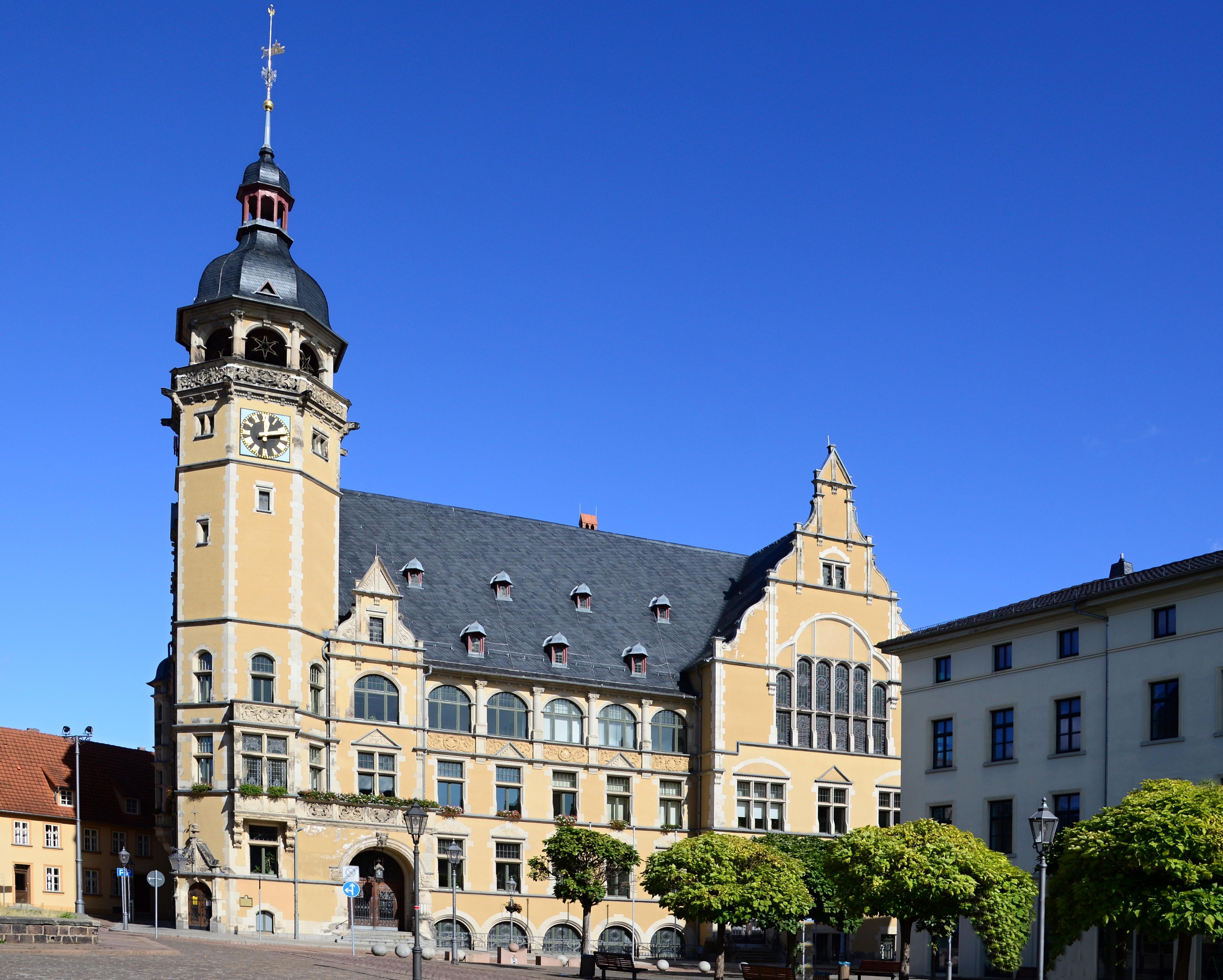Das historische Rathaus mit Ziegeldach in der Altstadt von K&ouml;then, Sachsen-Anhalt, bei Sonnenschein 