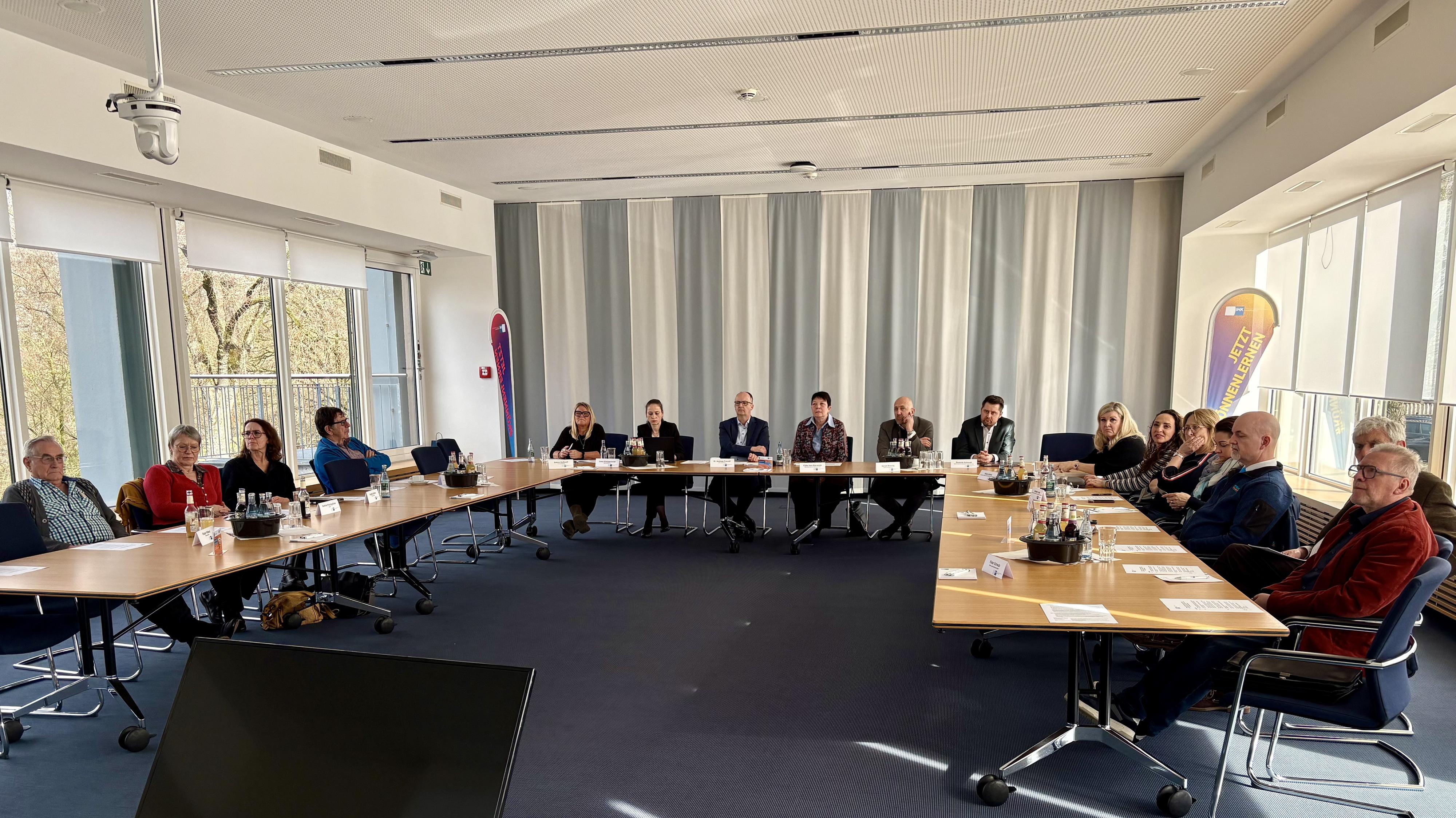 Die Mitglieder des IHK-Tourismusausschusses im Sitzungssaal der IHK Aschaffenburg