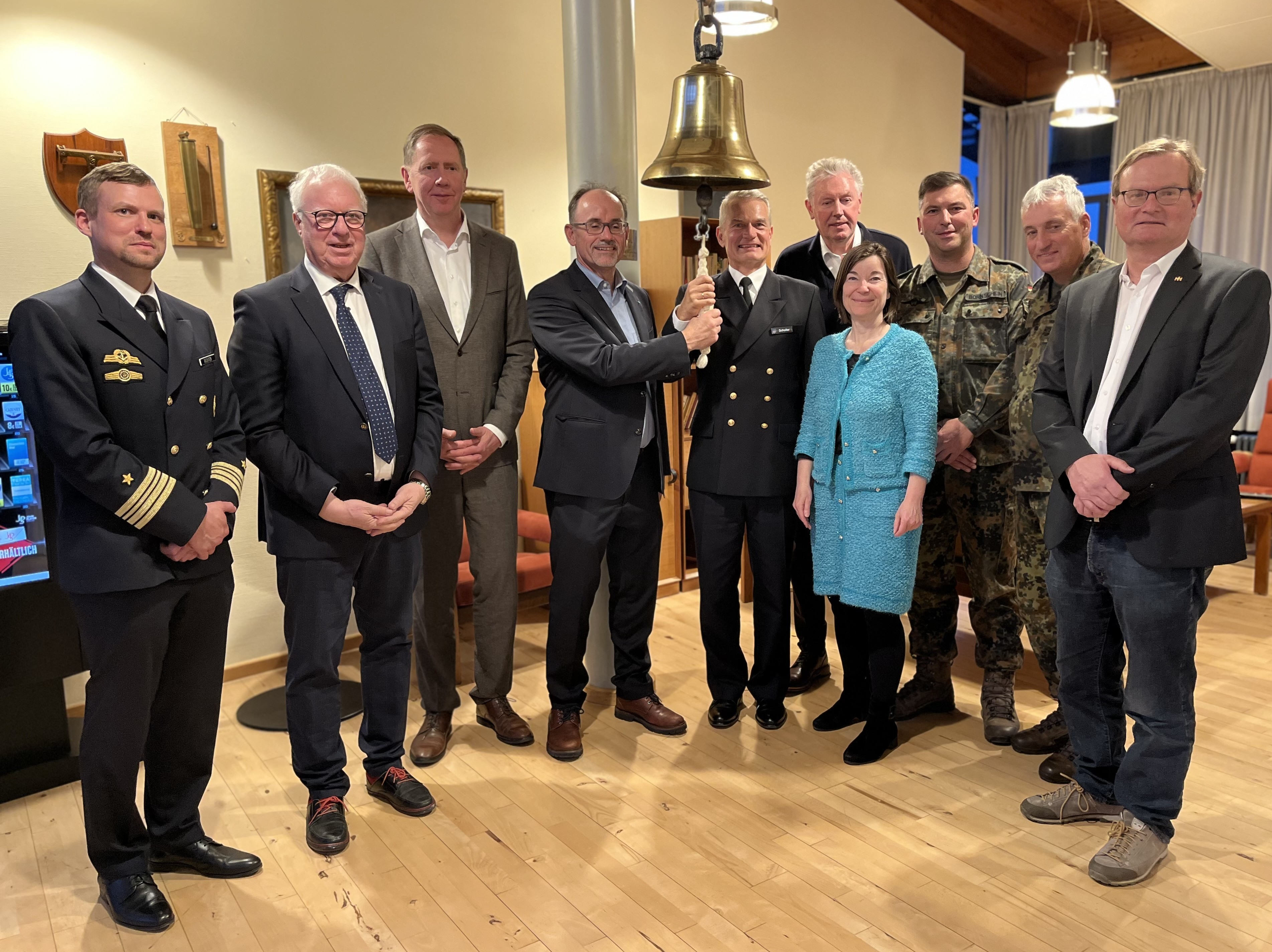 Eine Gruppe von Menschen, einige in Bundeswehr-Uniform, steht nebeneinander. 