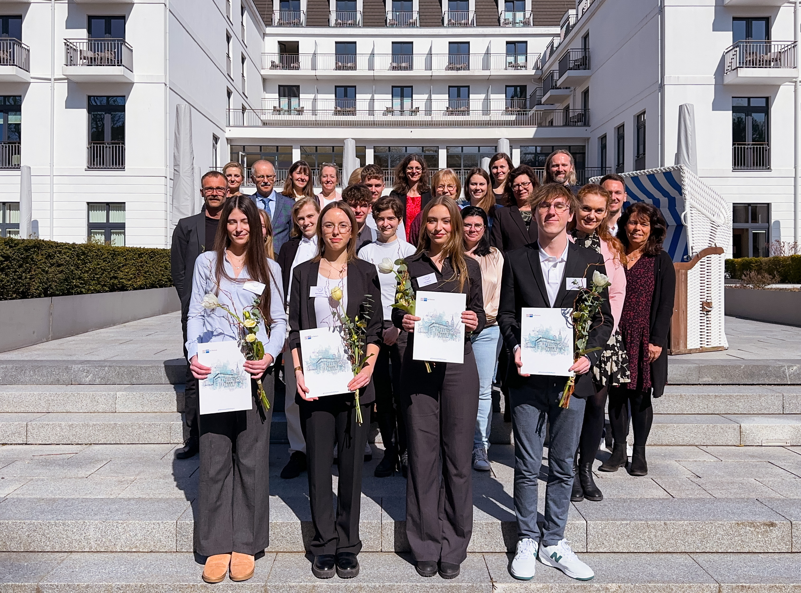 Eine Gruppe von Jugendlichen posiert mit Urkunden in der Hand.