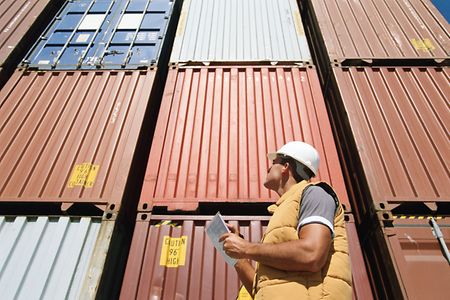 Kontrolleur sichtet Container
