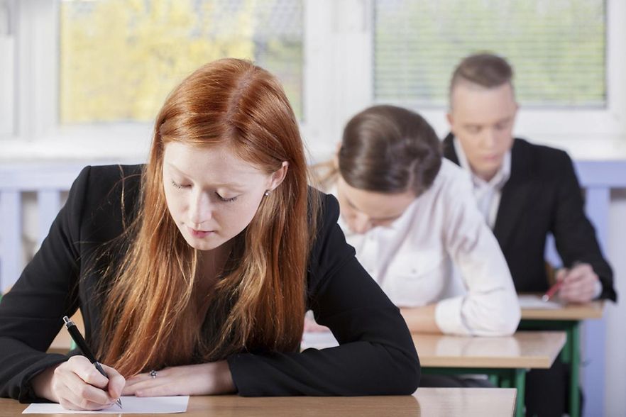 Studenten bzw. Sch&uuml;ler bei Pr&uuml;fung