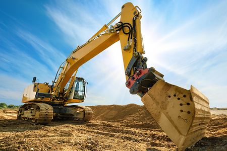 Ein Bagger arbeitet auf einer Baustelle.