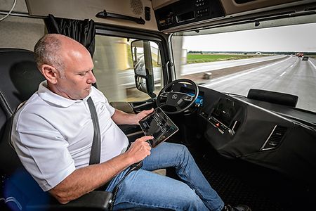 Fahrer im Mercedes-Benz Future Truck 2025