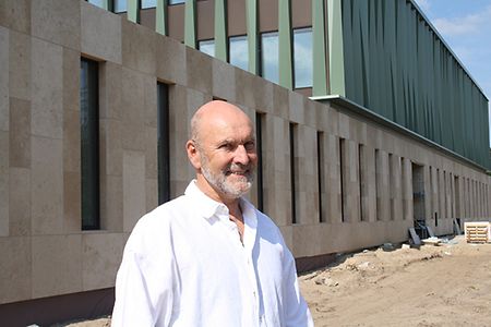 Conradi vor dem entstehenden Neubau der Fraunhofer-Einrichtung f&uuml;r Marine Biotechnologie in L&uuml;beck