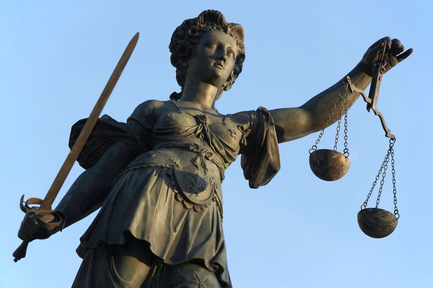 Statue der Justitia mit Schwert