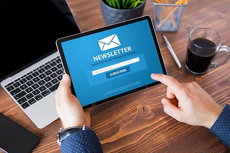 Laptop und Tablet mit ge&ouml;ffnetem Newsletter