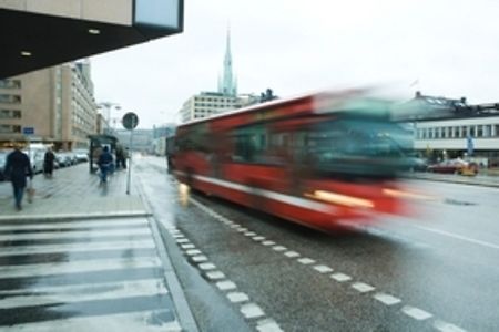 Fahrender Omnibus im &Ouml;ffentlichen Personennahverkehr