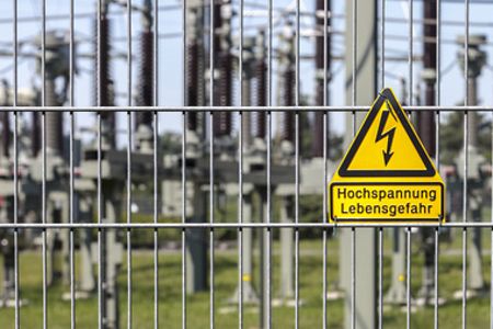 Umspannwerk mit Warnschild: Hochspannung - Lebensgefahr