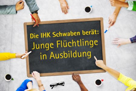 Tafel mit Aufschrift Junge Fl&uuml;chtlinge in Ausbildung