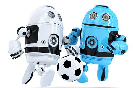 wei&szlig;er und blauer Roboter spielen Fu&szlig;ball