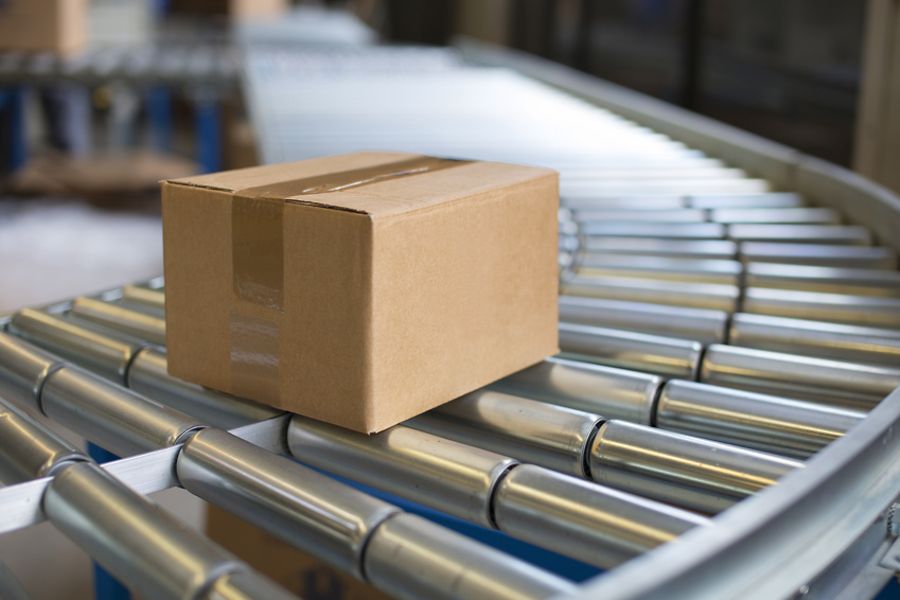 Paket auf dem Fließband