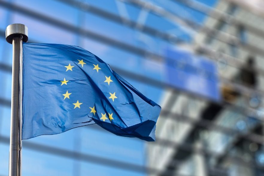 EU-Flagge weht vor dem Europ&auml;ischen Parlament (&copy;artjazz/fotolia)