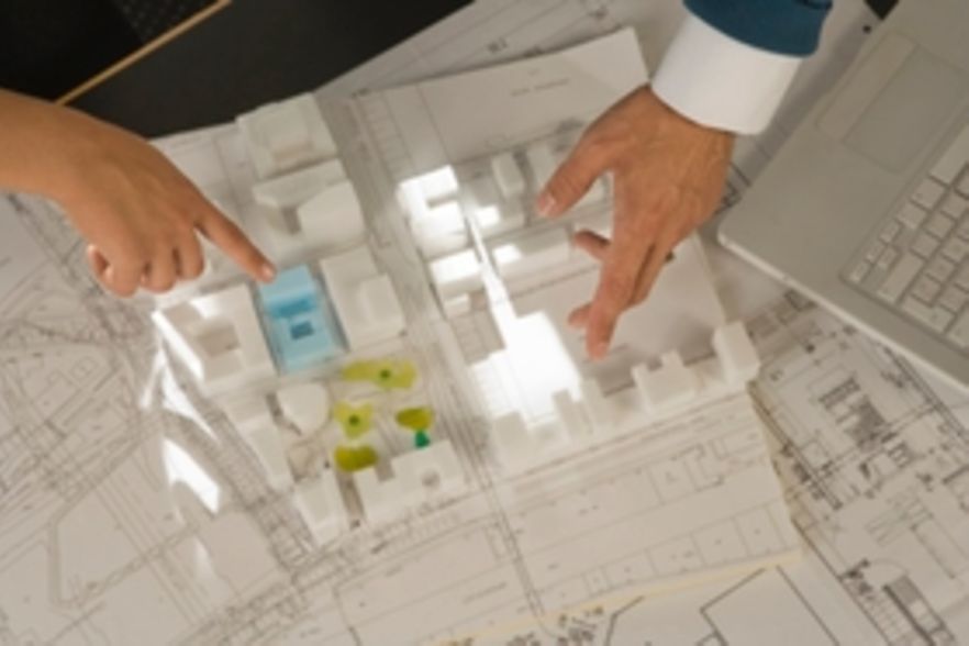 Architekturmodell mit zwei zeigenden H&auml;nden