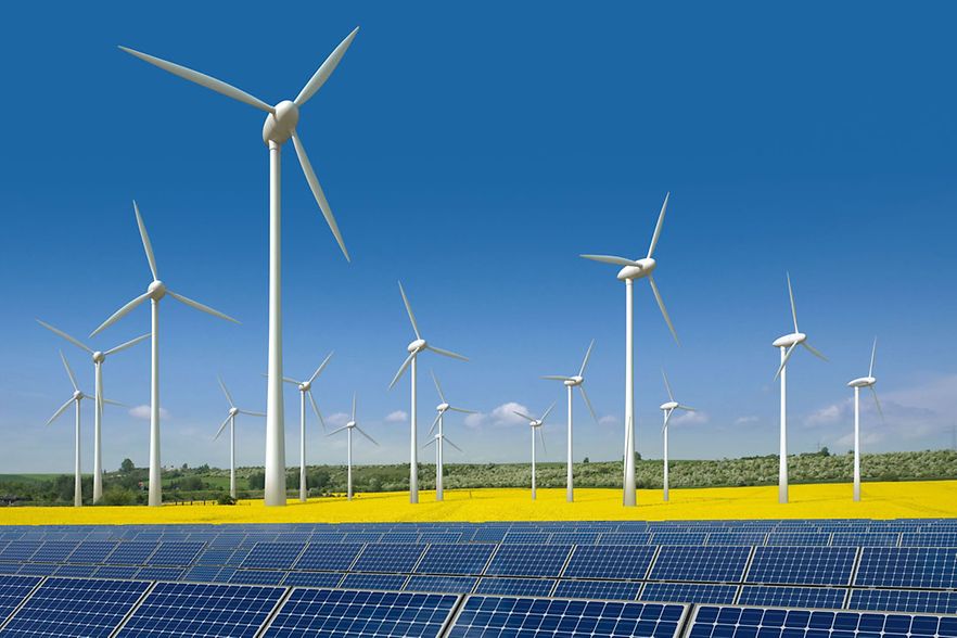 Landschaft mit Solarmodulen, Rapsfeld und Windr&auml;dern