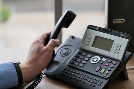 Telefonh&ouml;rer in einer Hand