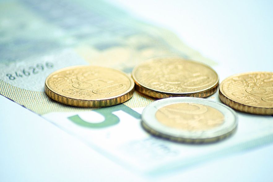 Ein 5 &euro; Schein und 3,50 &euro; in Kleingeld