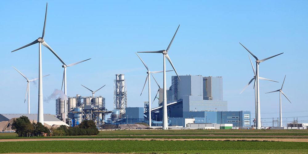 Fl&auml;che mit Industrieunternehmen, Landwirtschaft und Windkraftr&auml;dern. 
