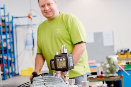 Mitarbeiter von der Horn GmbH mit Tecalemit-Durchflussmessern vor sich