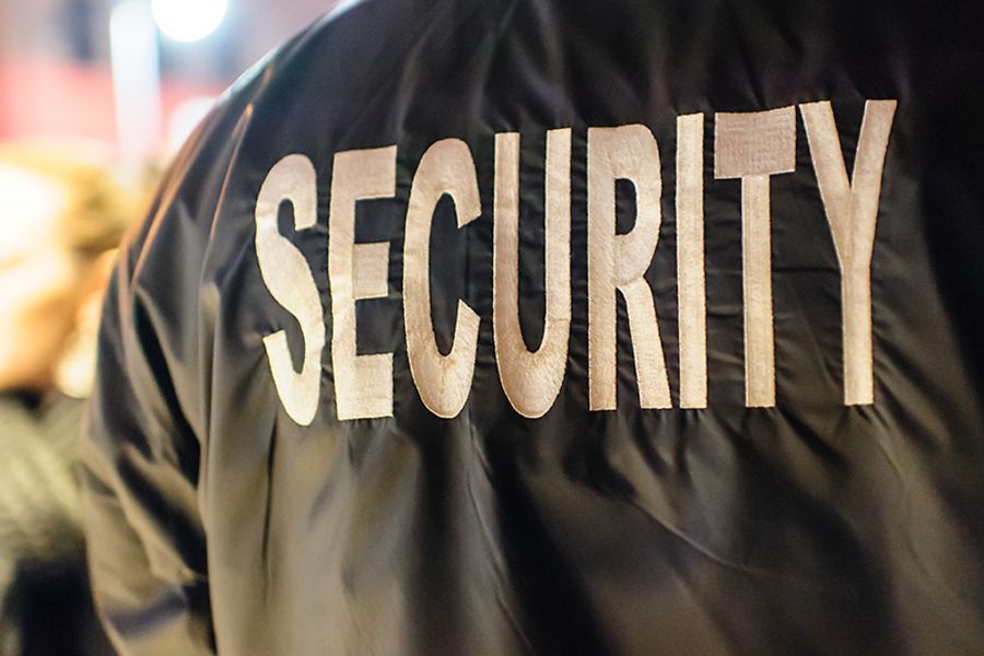 Uber die Schulter geschaut: Security-Personal vor einem Nachtclub