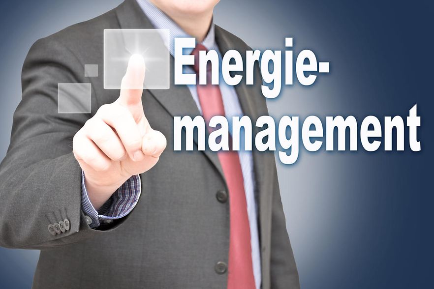 Mann tippt mit Zeigefinger auf digitales Viereck mit Titel Energiemanagement