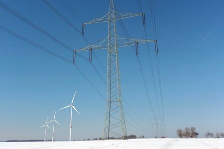 Strommast und Windr&auml;der