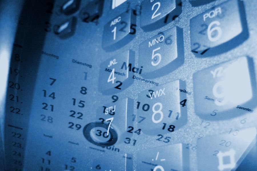 grafisch dargestellt Kalender und Telefon