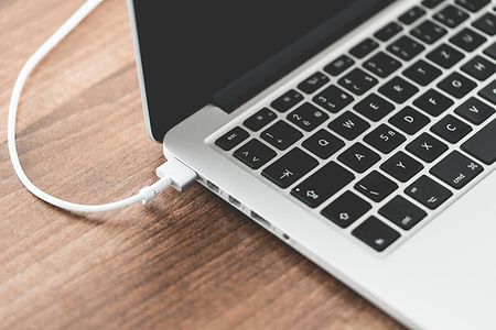 Ein Laptop mit USB-Kabel