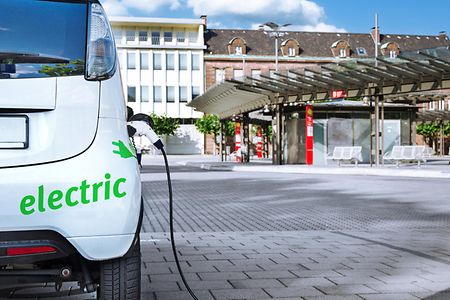 Elektrisches Auto wird aufgeladen.