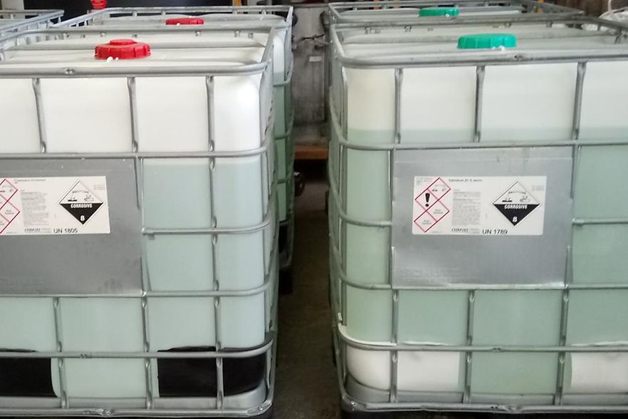 Zwei Tanks mit Chemikalien