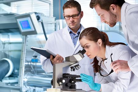 Wissenschaftler im Labor bei mikroskopischer Untersuchung