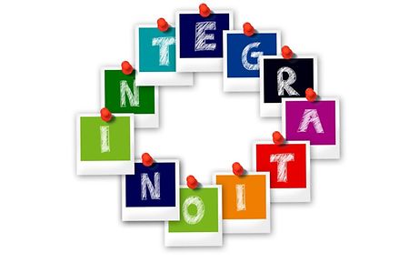 Grafik einzlene bunte Buchstaben des Wortes Integration