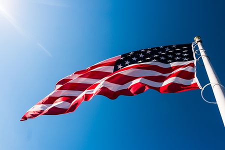 Flagge USA von unten fotografiert weht im Wind