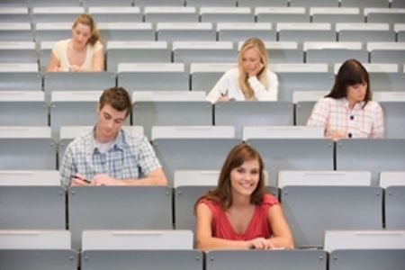 Studenten im H&Atilde;&para;rsaal