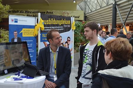 IHK-Fachberater Michael G&ouml;tz (von links) erkl&auml;rt Tobias Hankel die IHK-Lehrstellenb&ouml;rse im Internet.