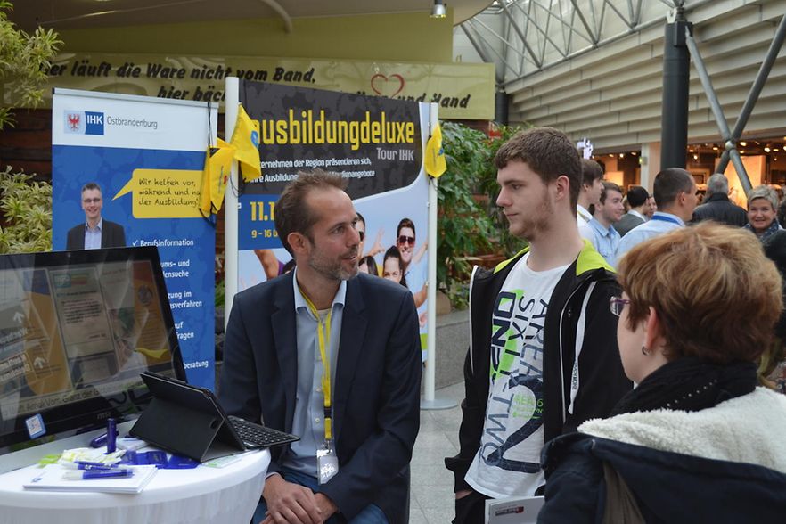 IHK-Fachberater Michael G&ouml;tz (von links) erkl&auml;rt Tobias Hankel die IHK-Lehrstellenb&ouml;rse im Internet.