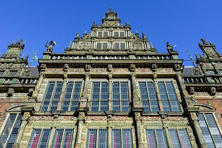 Man sieht das Bremer Rathaus aus der Froschperspektive.