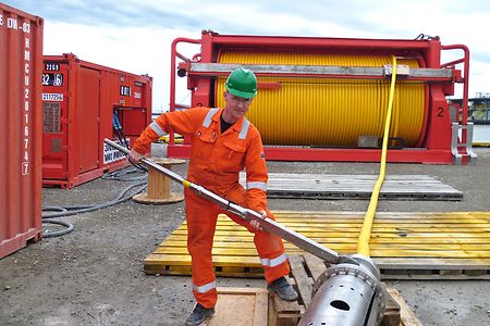 Ein Gisma-Mitarbeiter zieht die Schrauben eines Steckers von einem hydraulischen Hammer fest.