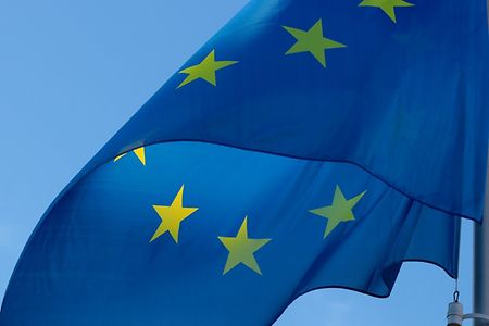 wehende EU-Flagge am Fahnenmast